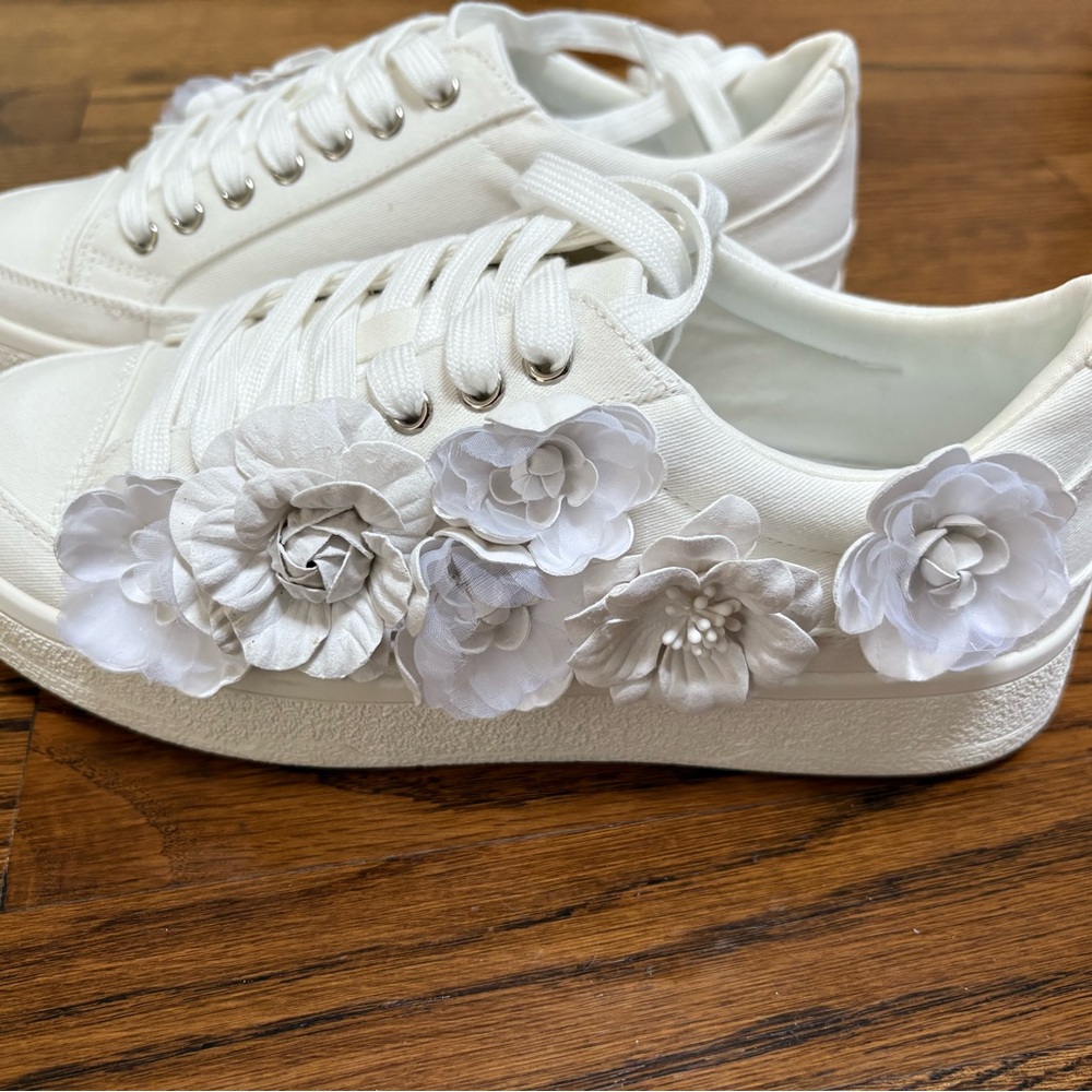AZALEA WANG Carnation White Flat Sneaker